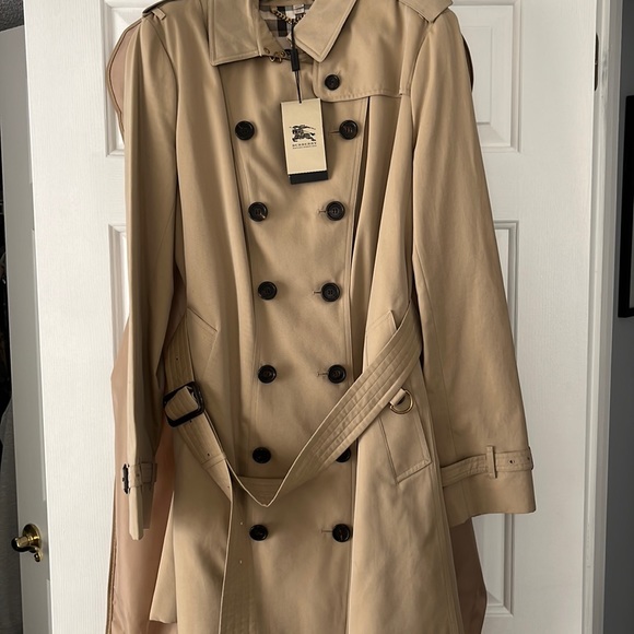 Brand new classic honey colored burberry trench 3/4 length runs small